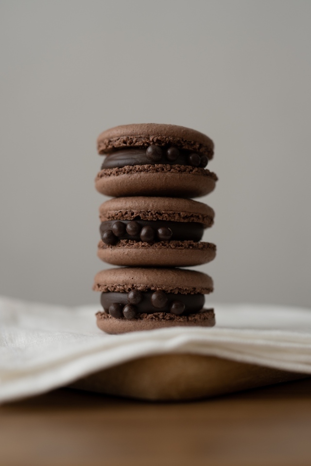 Десерт макаронс с шоколадом на белой салфетке