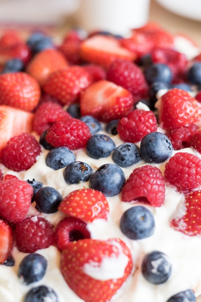 Десерт с кремом и свежими ягодами малины, клубники и черники