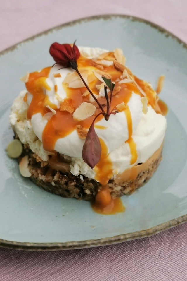 Десерт с кремом на тарелке