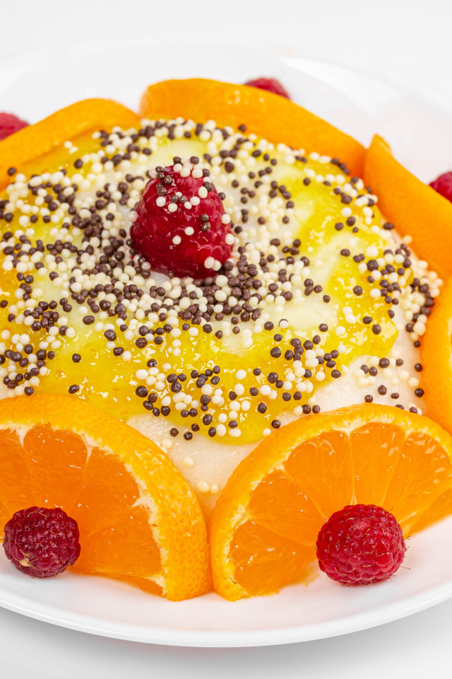 Десерт с кусочками апельсина и ягодами малины на белом фоне