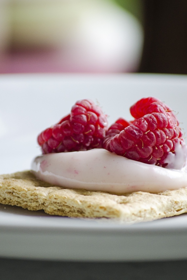 Сухое печенье с кремом и ягодами малины