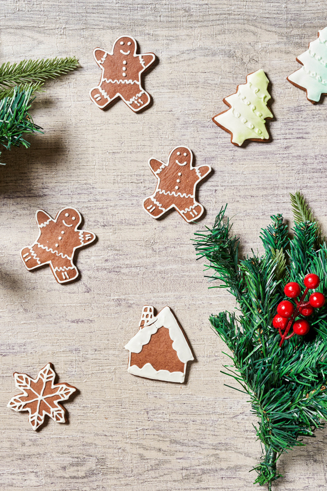 Праздничное печенье с еловыми ветками на столе