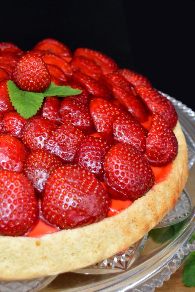 Ароматный пирог  с большими ягодами клубники