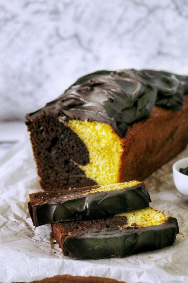 Свежий двухцветный кекс с шоколадом