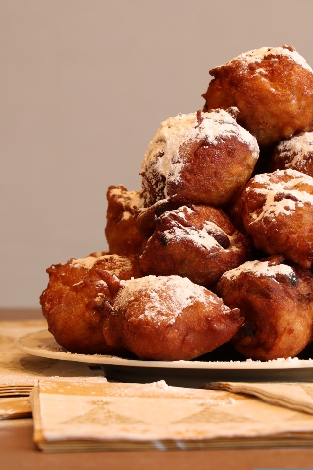 Жареные в масле пончики на столе