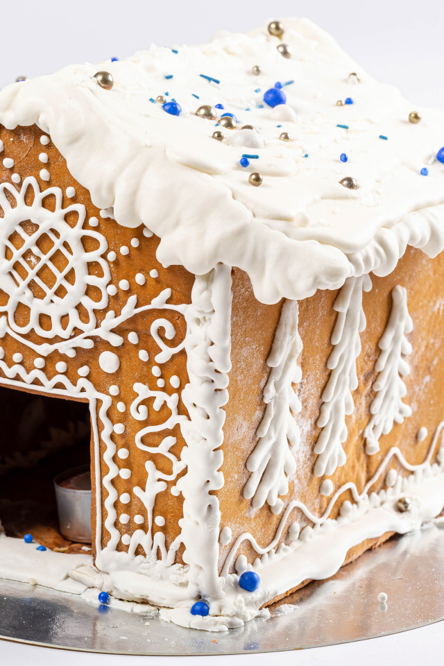 Пряничный домик на белом фоне