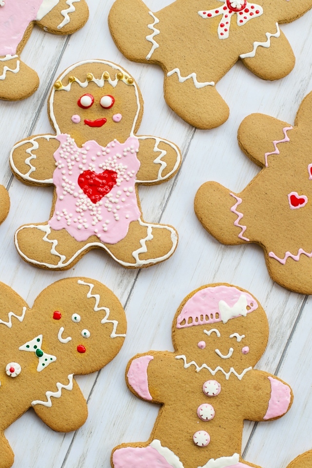 Пряники в глазури на столе