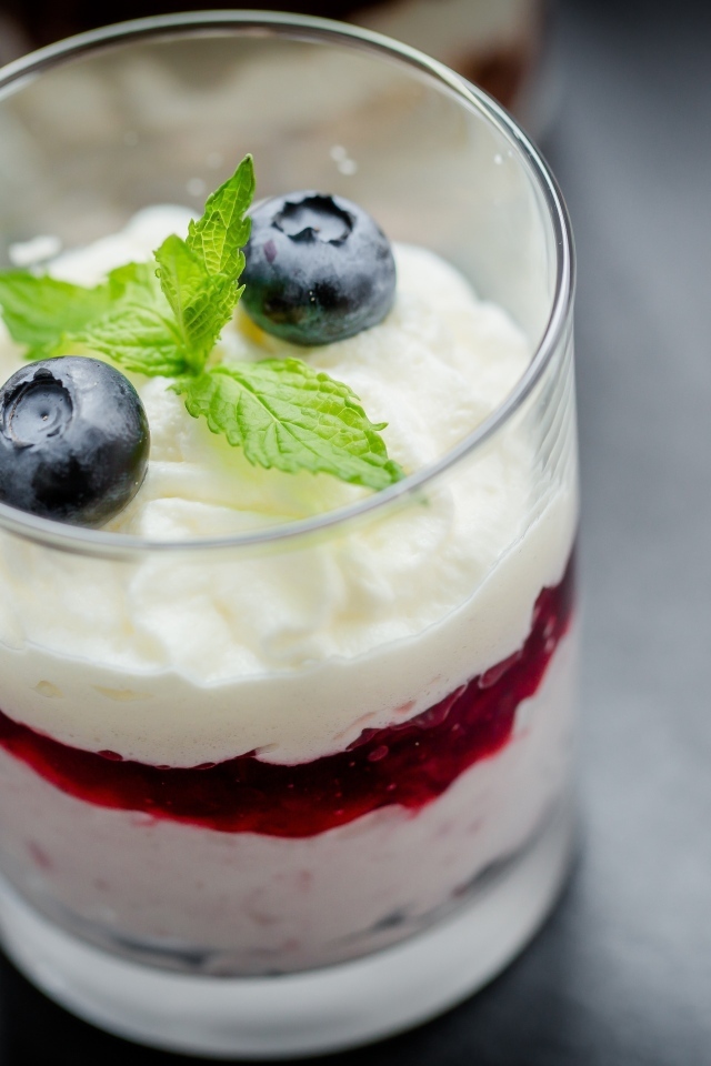 Стакан с десертом и ягодами черники