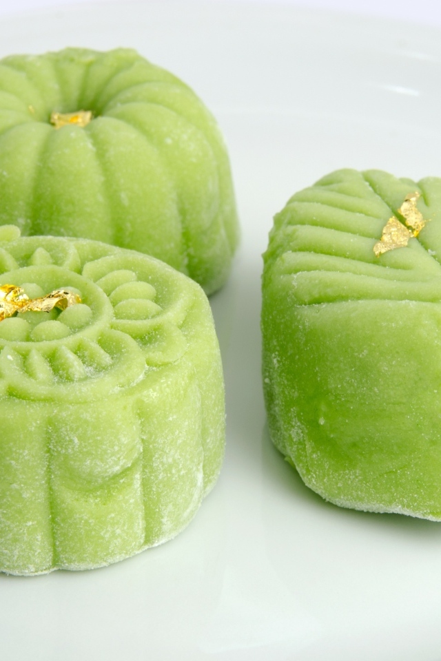 Зеленые конфеты на белой тарелке