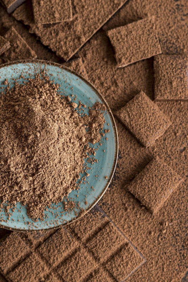 Молотый шоколад  в тарелке на столе