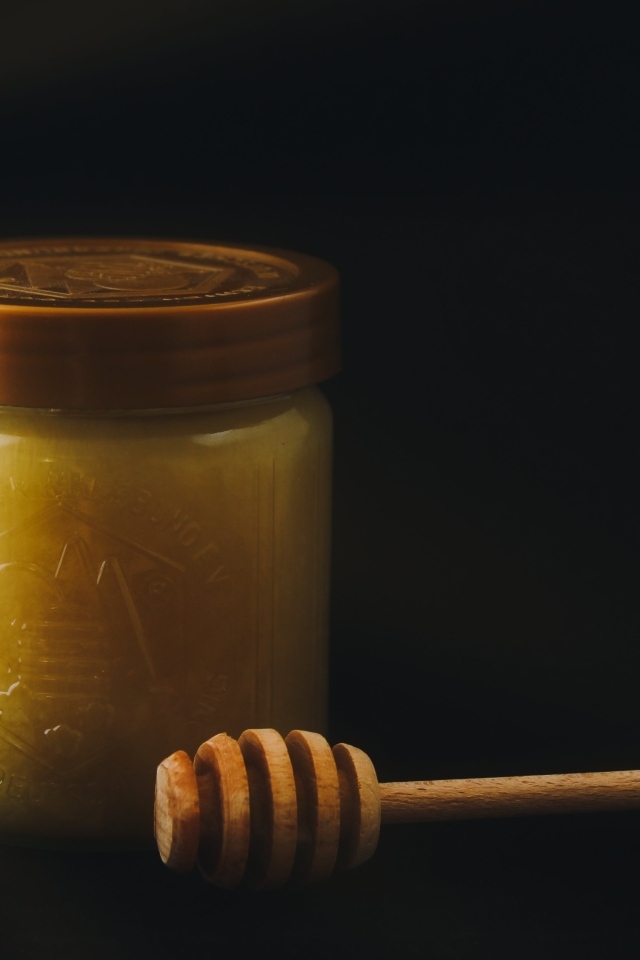 Мед в банке с деревянной ложкой