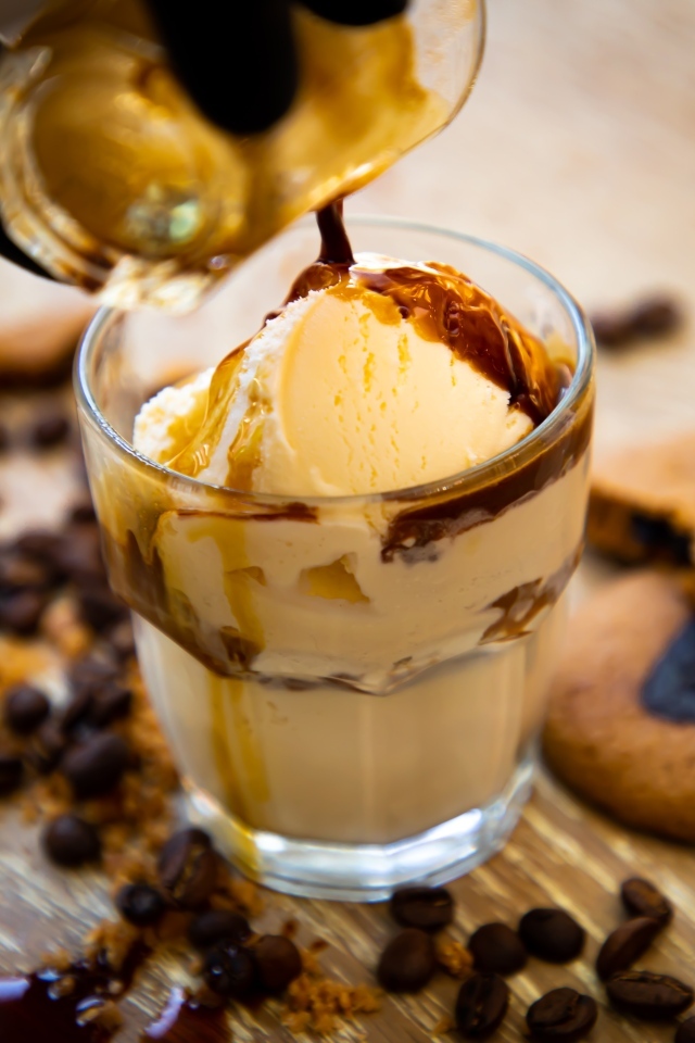 Мороженое в стакане с кофе 