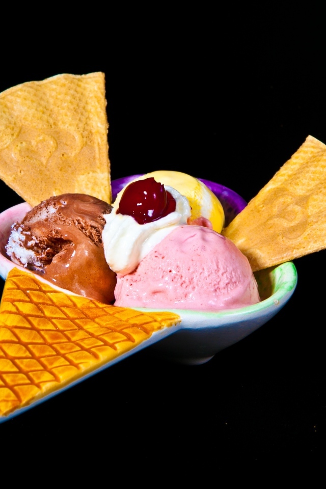 Шарики мороженого на черном фоне