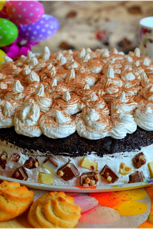 Большой торт со взбитыми сливками