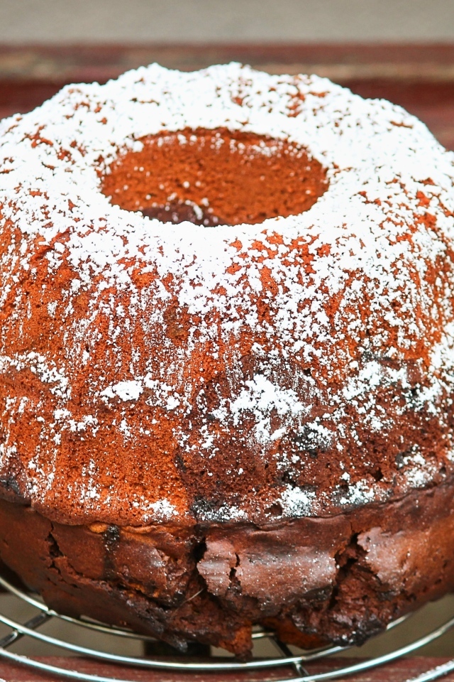 Большой кекс с сахарной пудрой