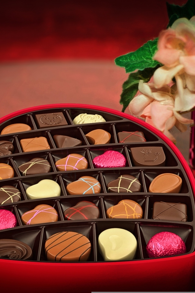 Большая коробка в форме сердца с шоколадными конфетами