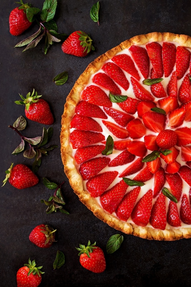 Большой пирог с кремом и ягодами клубники