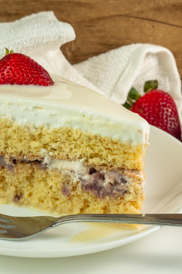 Большой кусок торта с ягодами клубники