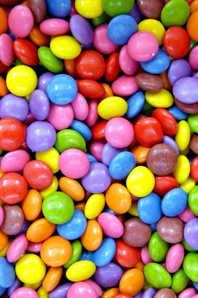 Много разноцветных конфет крупным планом