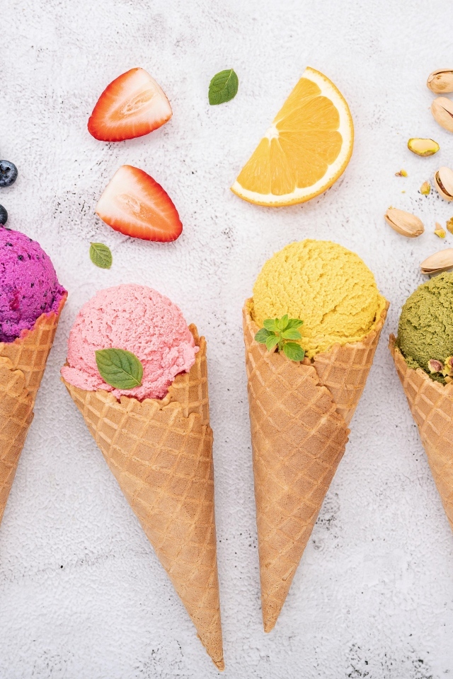 Много мороженого с вафельным рожком