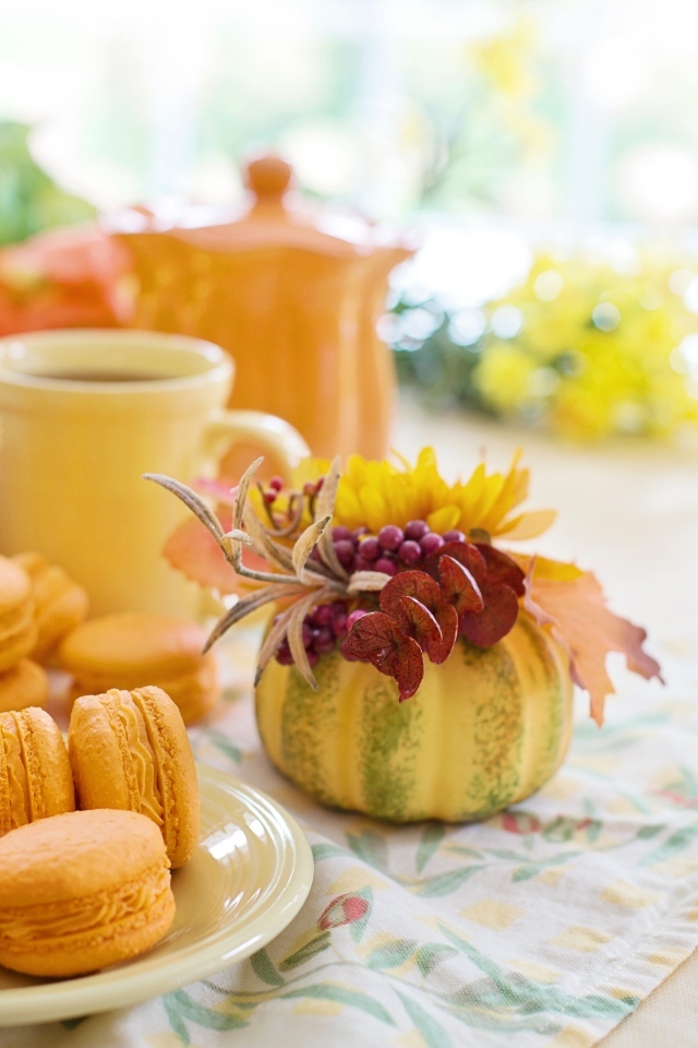 Десерт макарон на столе с чаем