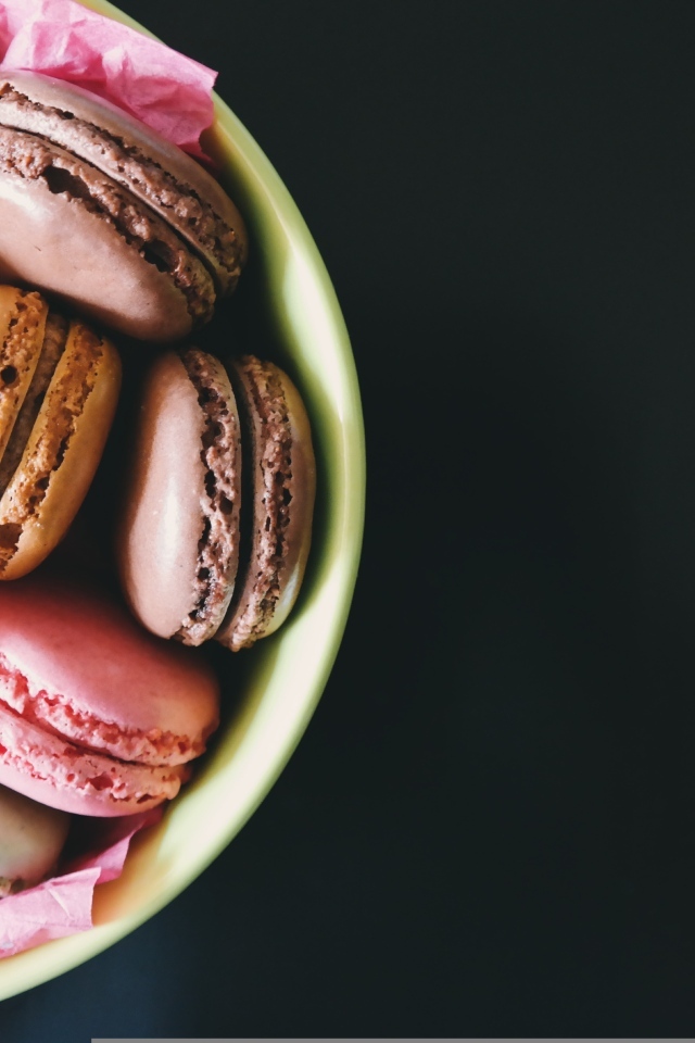 Десерт макарун в миске на черном фоне