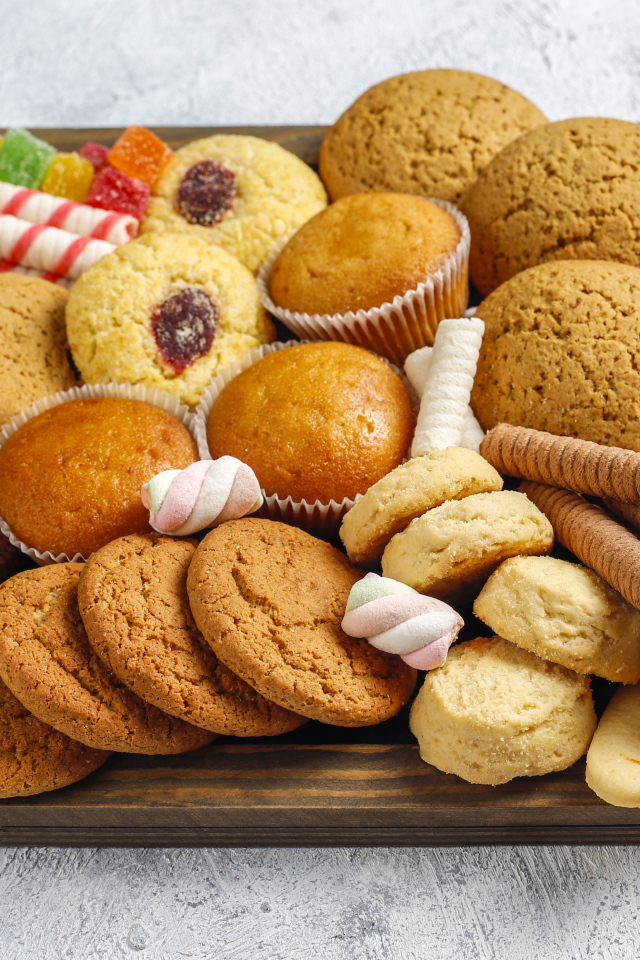 Много вкусного аппетитного печенья на столе