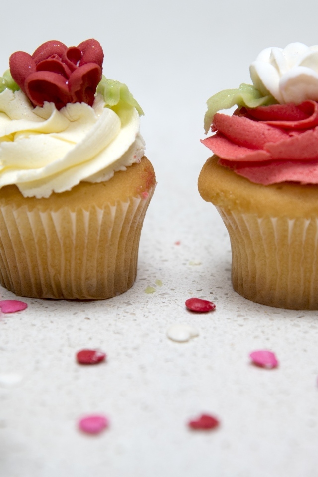 Маффины с красным и белым кремом