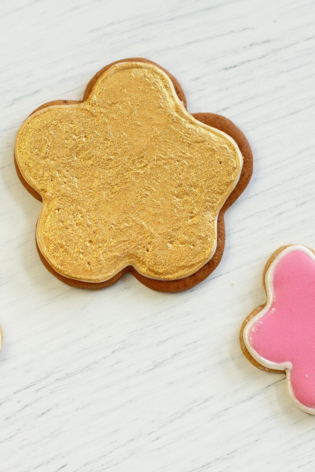 Разноцветное фигурное печенье на столе