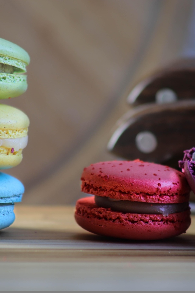 Разноцветный десерт макаронс на столе 