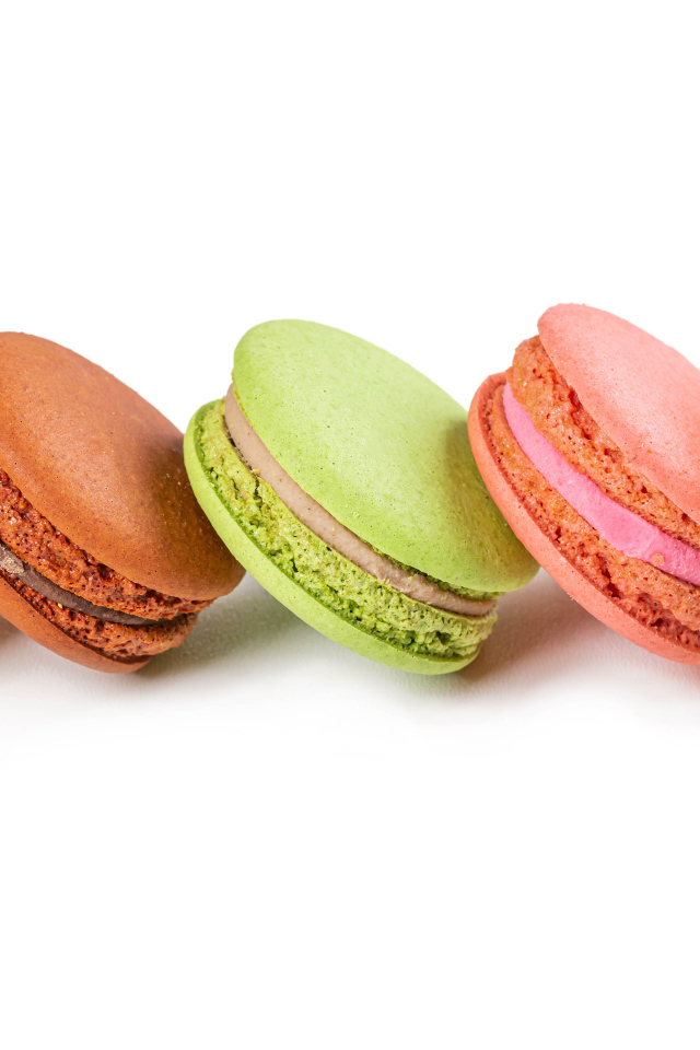 Разноцветный десерт макарун на белом фоне