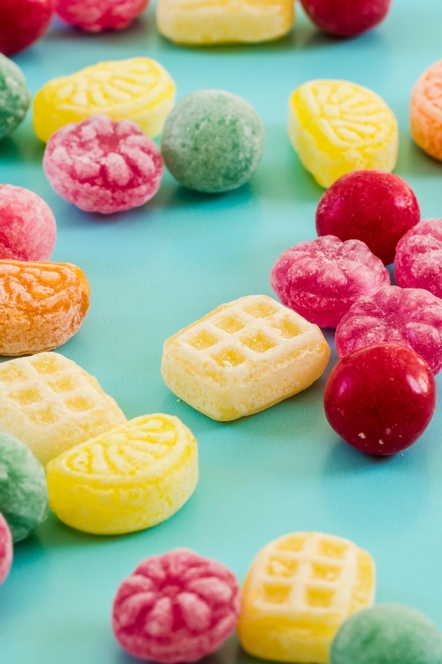 Разноцветные сладкие конфеты на голубом фоне