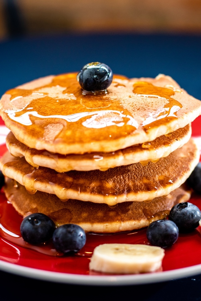 Оладьи с медом, бананами и ягодами черники