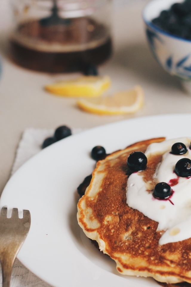 Оладьи со сметаной и ягодами черной смородины