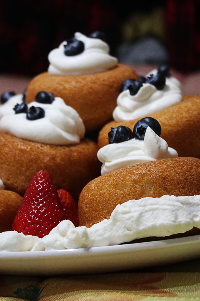 Выпечка с кремом и ягодами клубники и черники