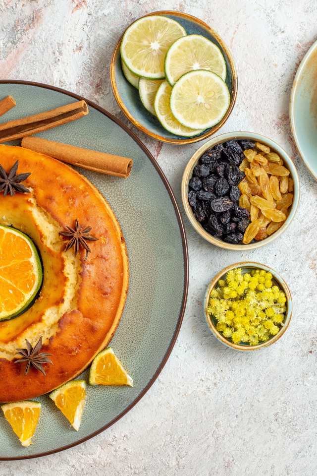 Пирог с лимонным кремом на столе