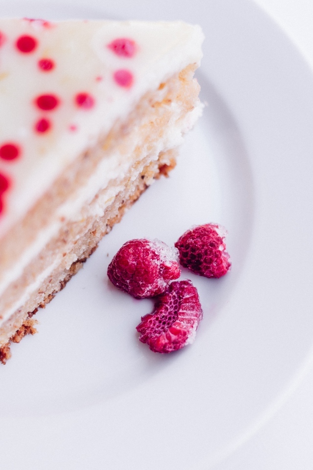 Пирог с ягодами малины на белой тарелке