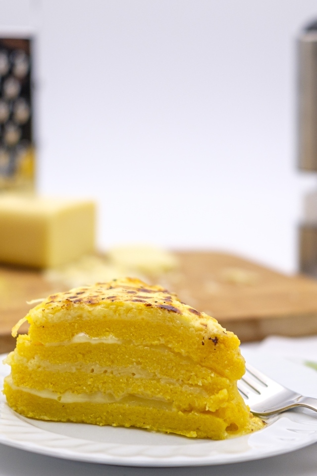 Кусок торта на столе со столовыми приборами