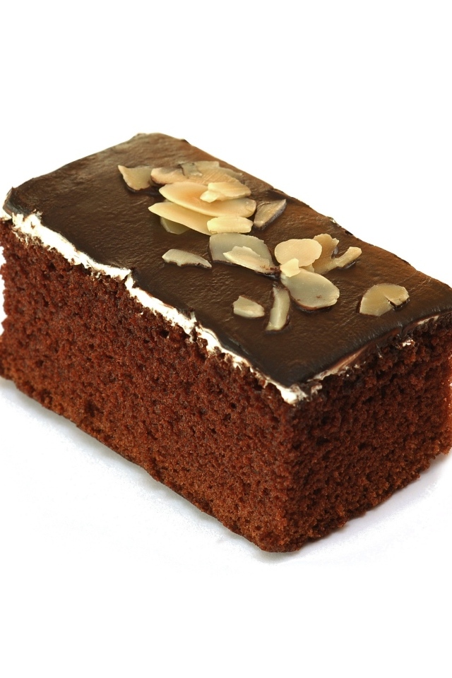 Кусок шоколадного торта на белом фоне