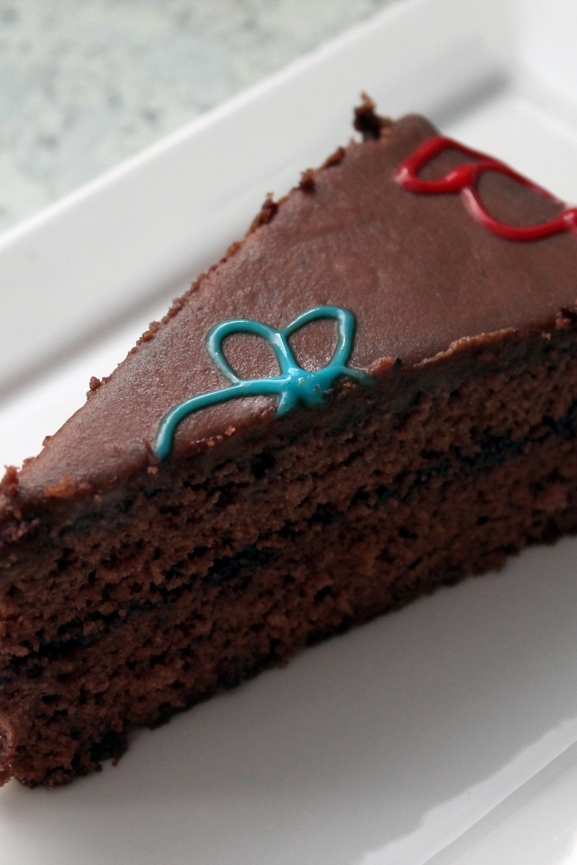 Кусок шоколадного торта на белой тарелке 