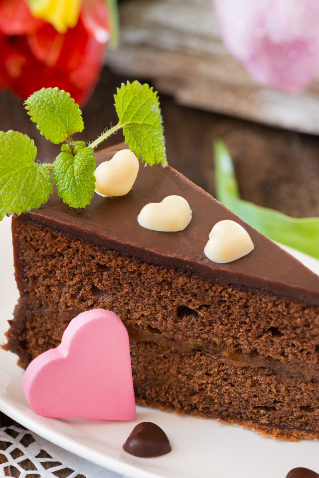 Кусок шоколадного торта с клубникой и сердечком