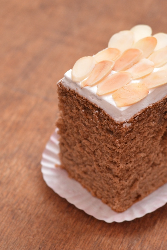 Кусок пирога с кремом и миндальными хлопьями