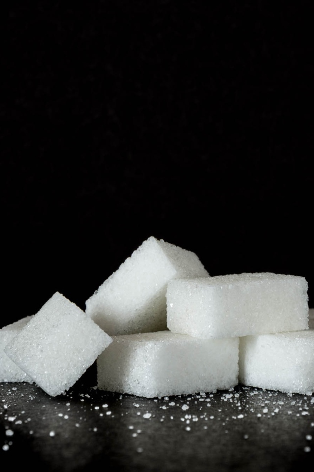 Кусочки сахара на черном фоне