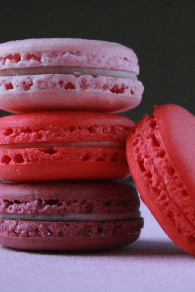 Розовый десерт макарон на столе 