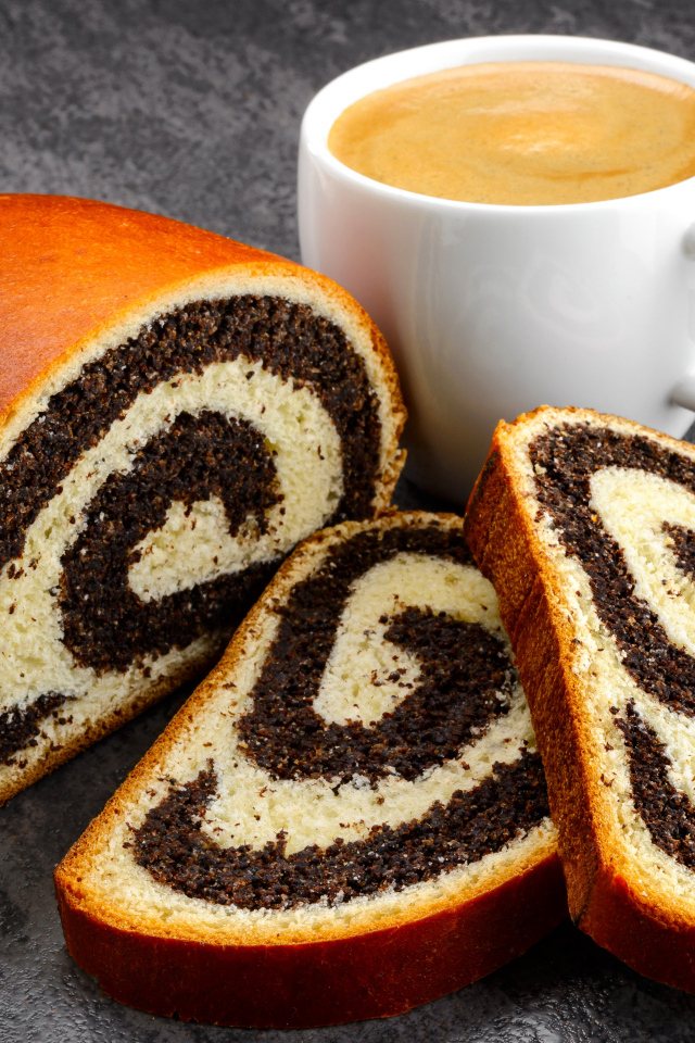 Рулет с маком на столе  с кофе