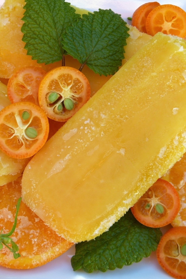 Фруктовое мороженое на палочке с кусочками фруктов