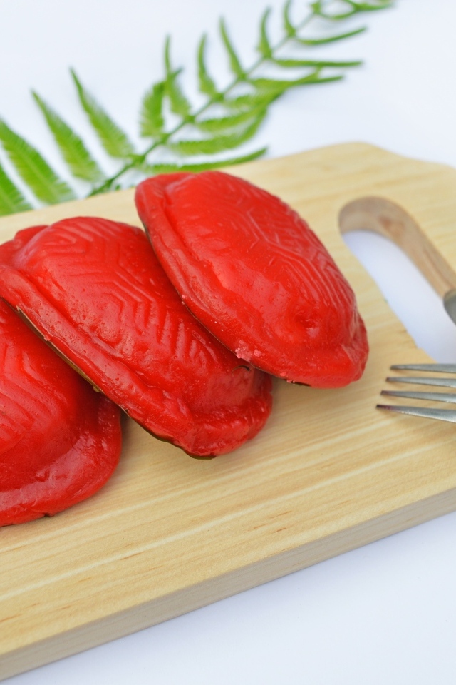 Красное печенье на деревянной доске