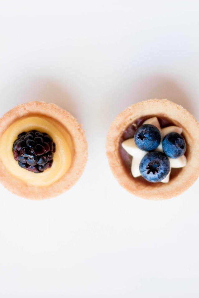 Песочное печенье с кремом на белом фоне