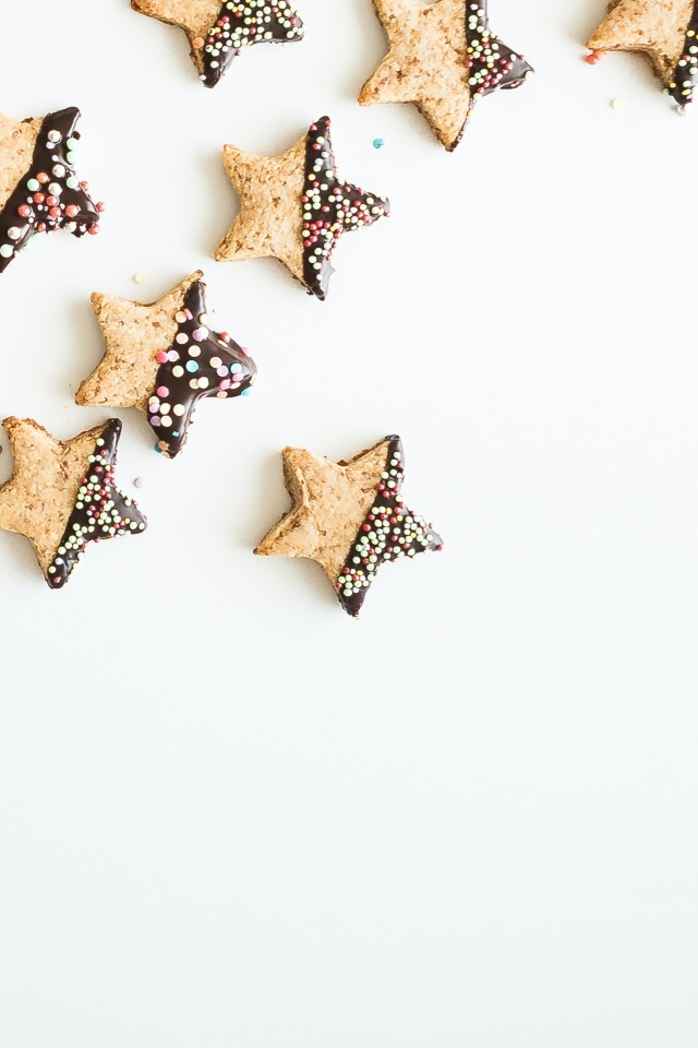 Печенье звездочки на белом фоне