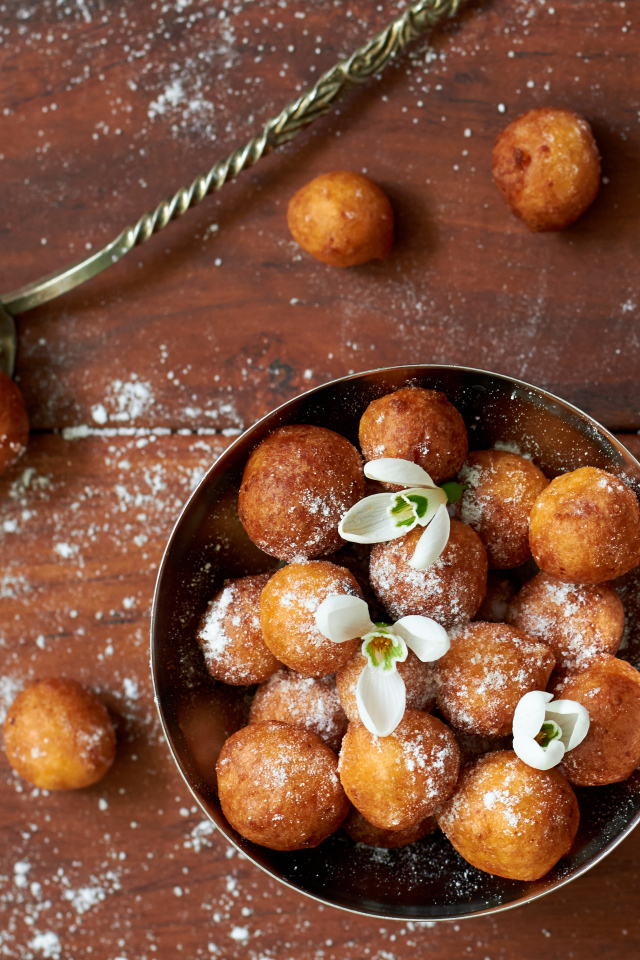 Сладкие сырные шарики с сахарной пудрой